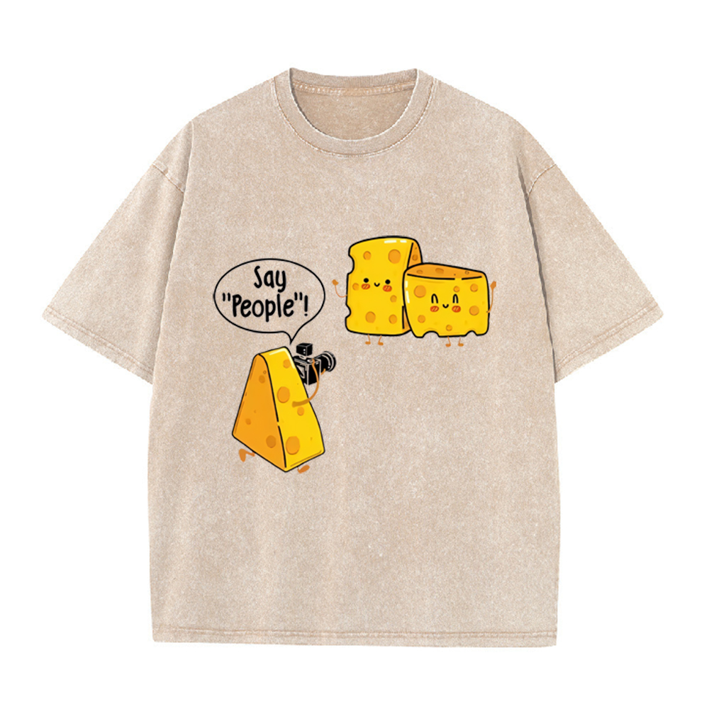 Vintage Fashion Photographers - เสื้อยืดวินเทจปี 2026 สีเบจซีดลายการ์ตูนชีสพร้อมข้อความตลก พิมพ์ลายขนาดใหญ่ สไตล์ลำลอง แขนสั้น