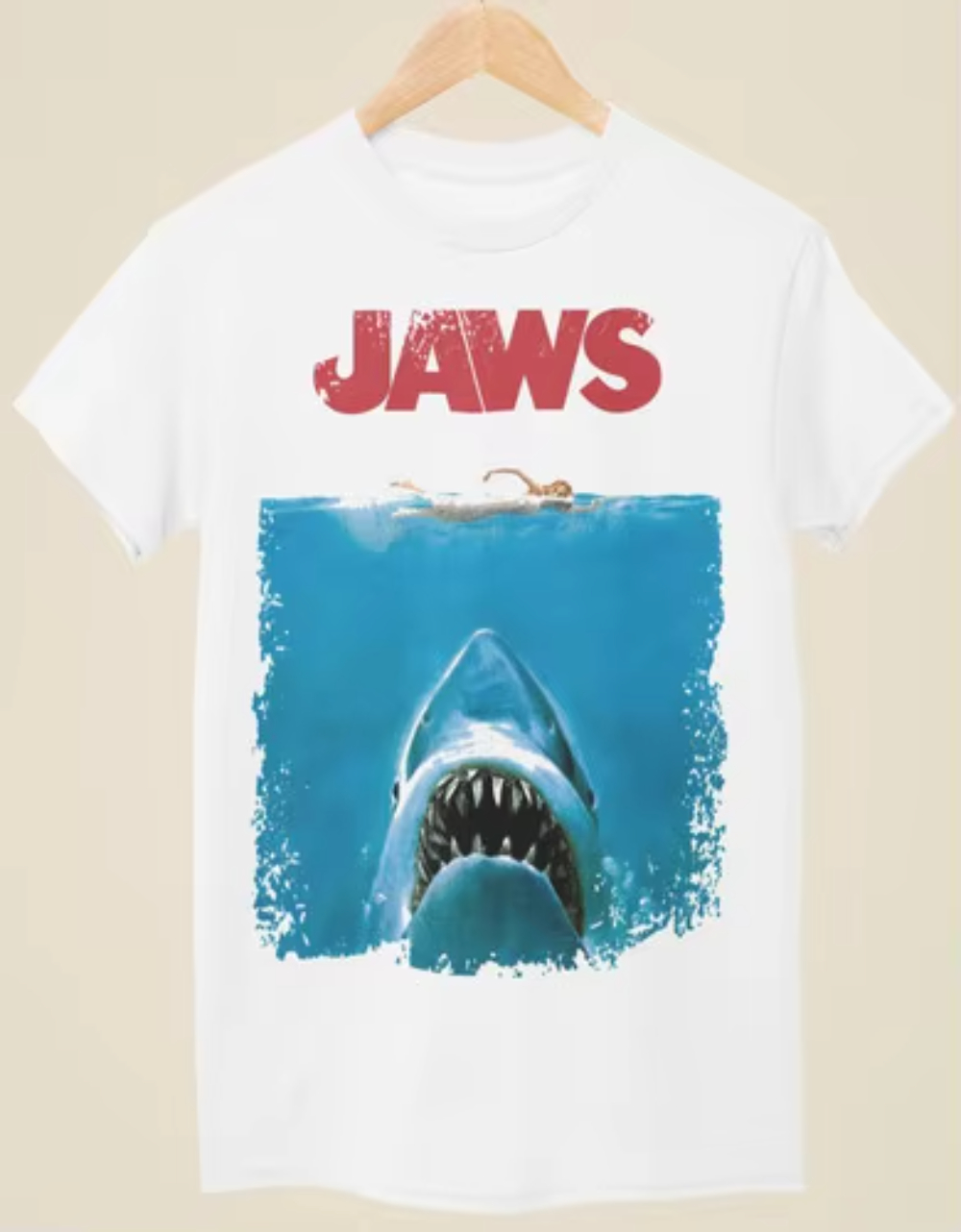 Vintage Fashion Illustration - เสื้อยืดวินเทจที่ได้รับแรงบันดาลใจจากโปสเตอร์ภาพยนตร์เรื่อง Jaws เสื้อยืดสีดำพร้อมลายพิมพ์ ชุดลำลองแฟชั่นแนวสตรีทสำหรับทุกวัน